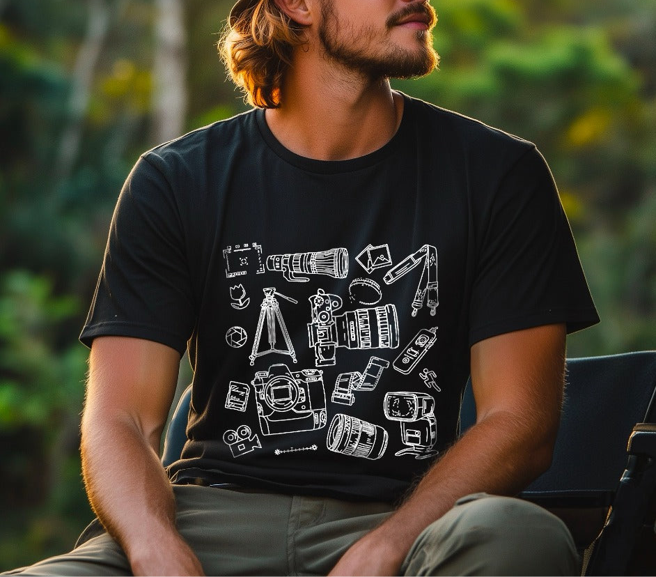 Das Abenteuer wartet - T-Shirt mit unverzichtbarer Ausrüstung für Fotografen