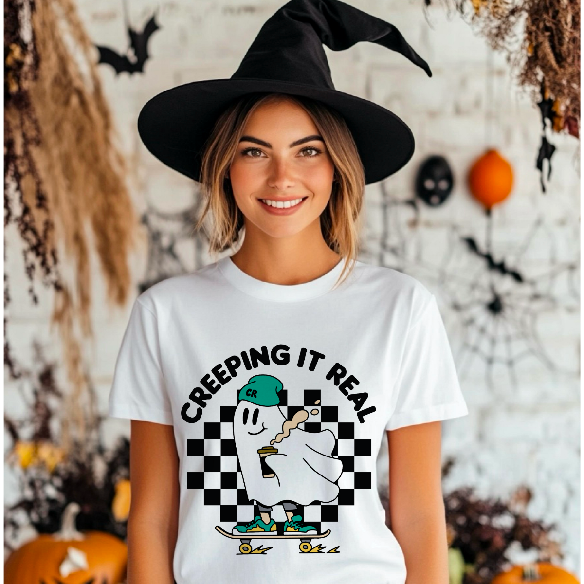 Creeping It Real – T-Shirt aus Bio-Baumwolle mit Halloween-Geist und Skateboard-Grafik