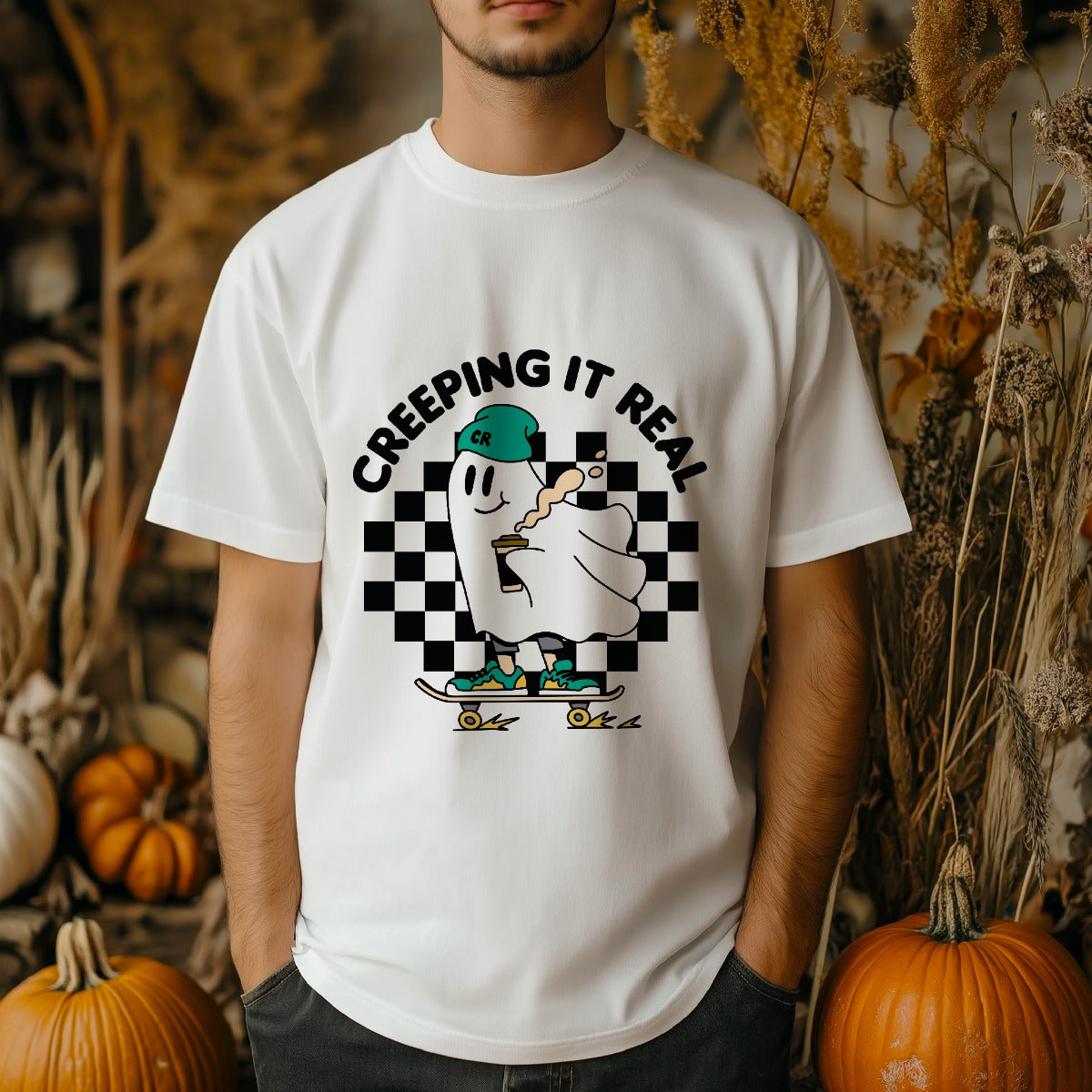 Creeping It Real – T-Shirt aus Bio-Baumwolle mit Halloween-Geist und Skateboard-Grafik
