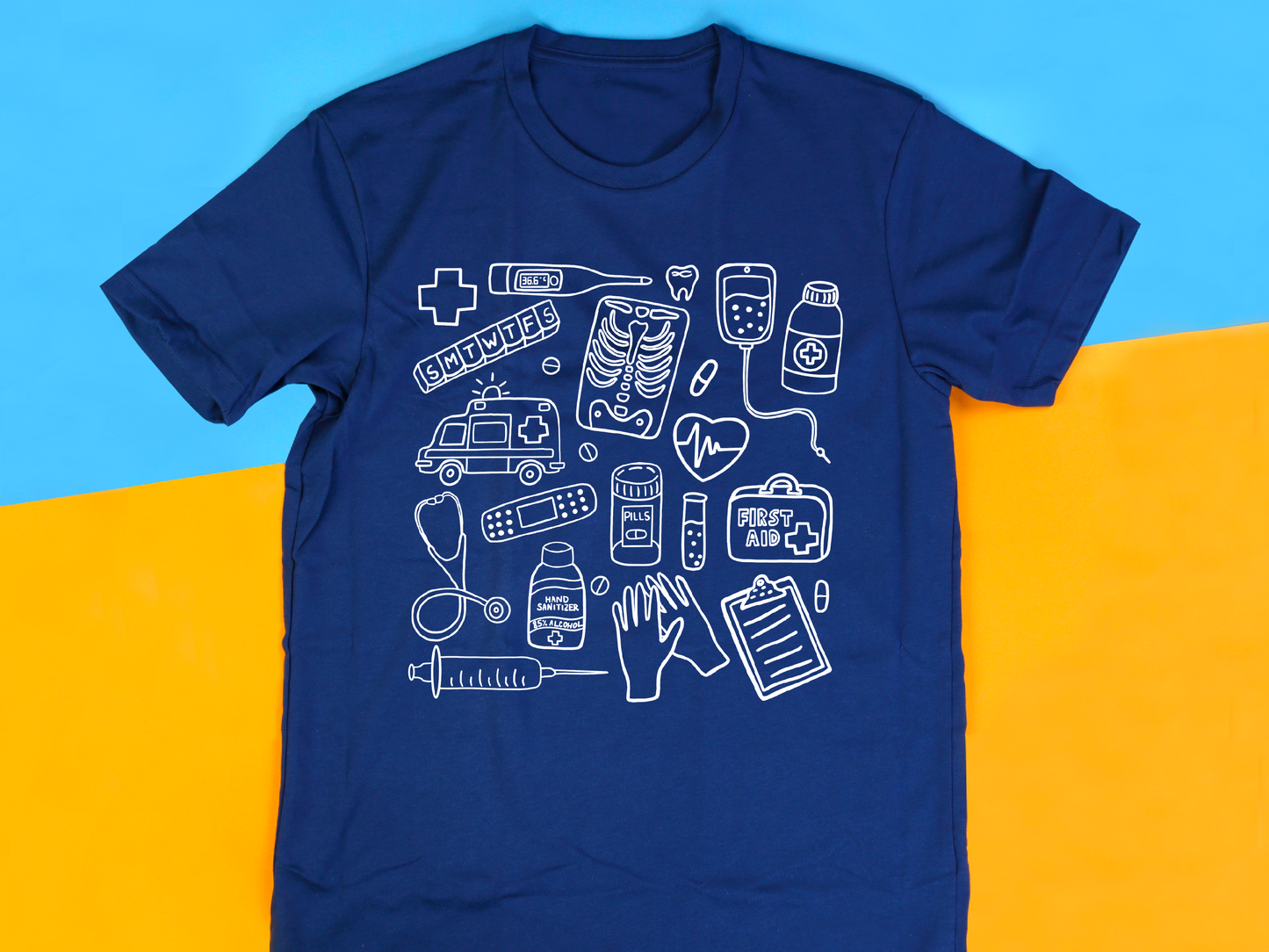 Farbenfrohes T-Shirt mit medizinischem Doodle-Print – stylische und lustige Kleidung zum Thema Gesundheit