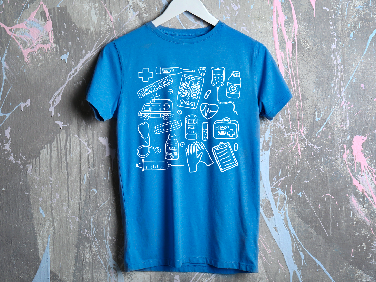 Farbenfrohes T-Shirt mit medizinischem Doodle-Print – stylische und lustige Kleidung zum Thema Gesundheit