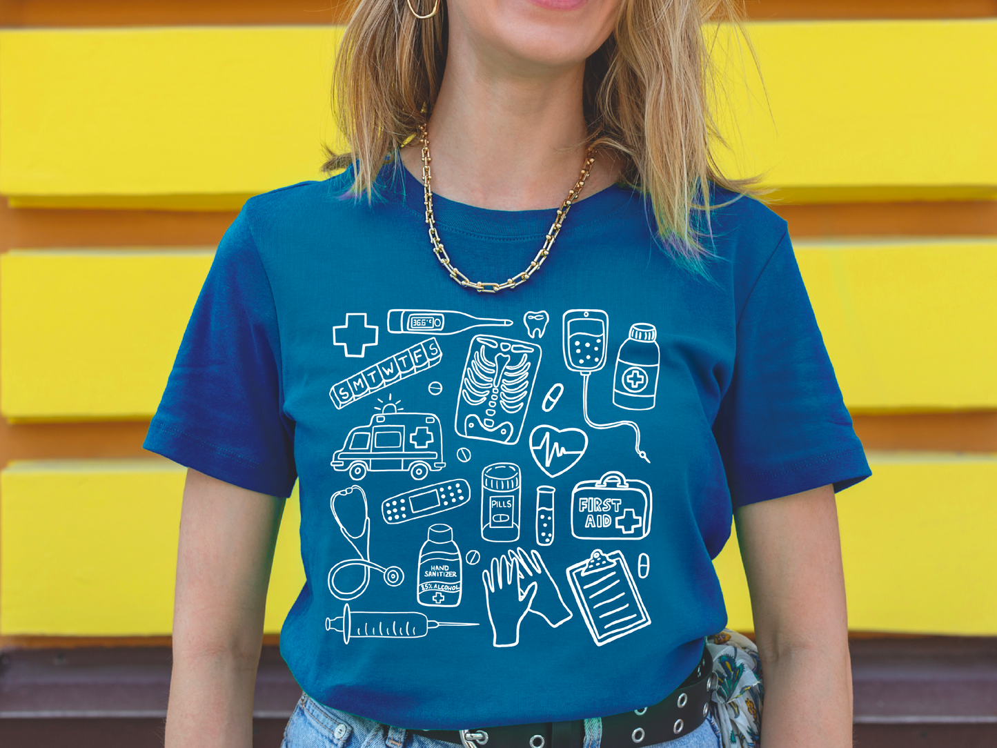 Farbenfrohes T-Shirt mit medizinischem Doodle-Print – stylische und lustige Kleidung zum Thema Gesundheit