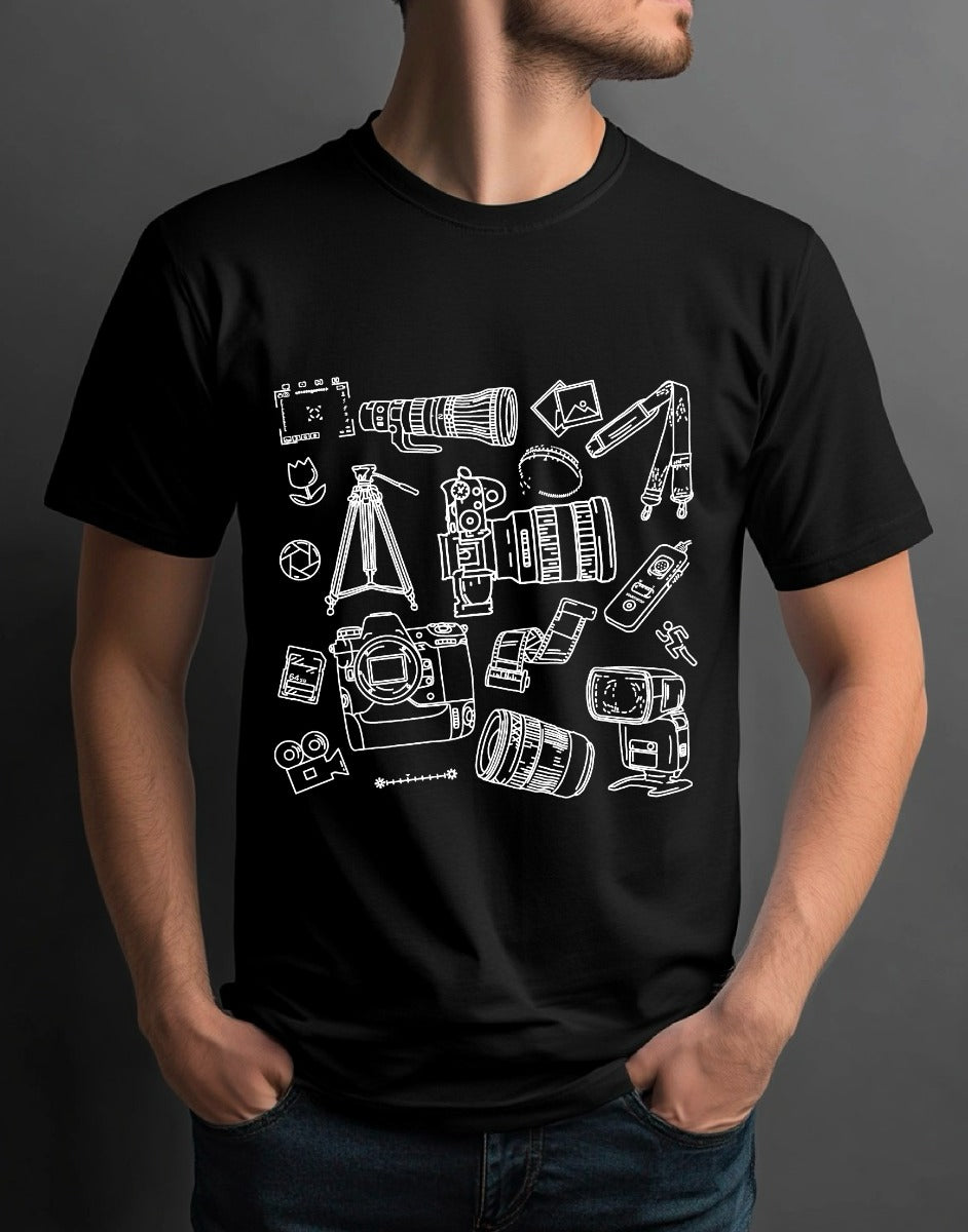 Das Abenteuer wartet - T-Shirt mit unverzichtbarer Ausrüstung für Fotografen